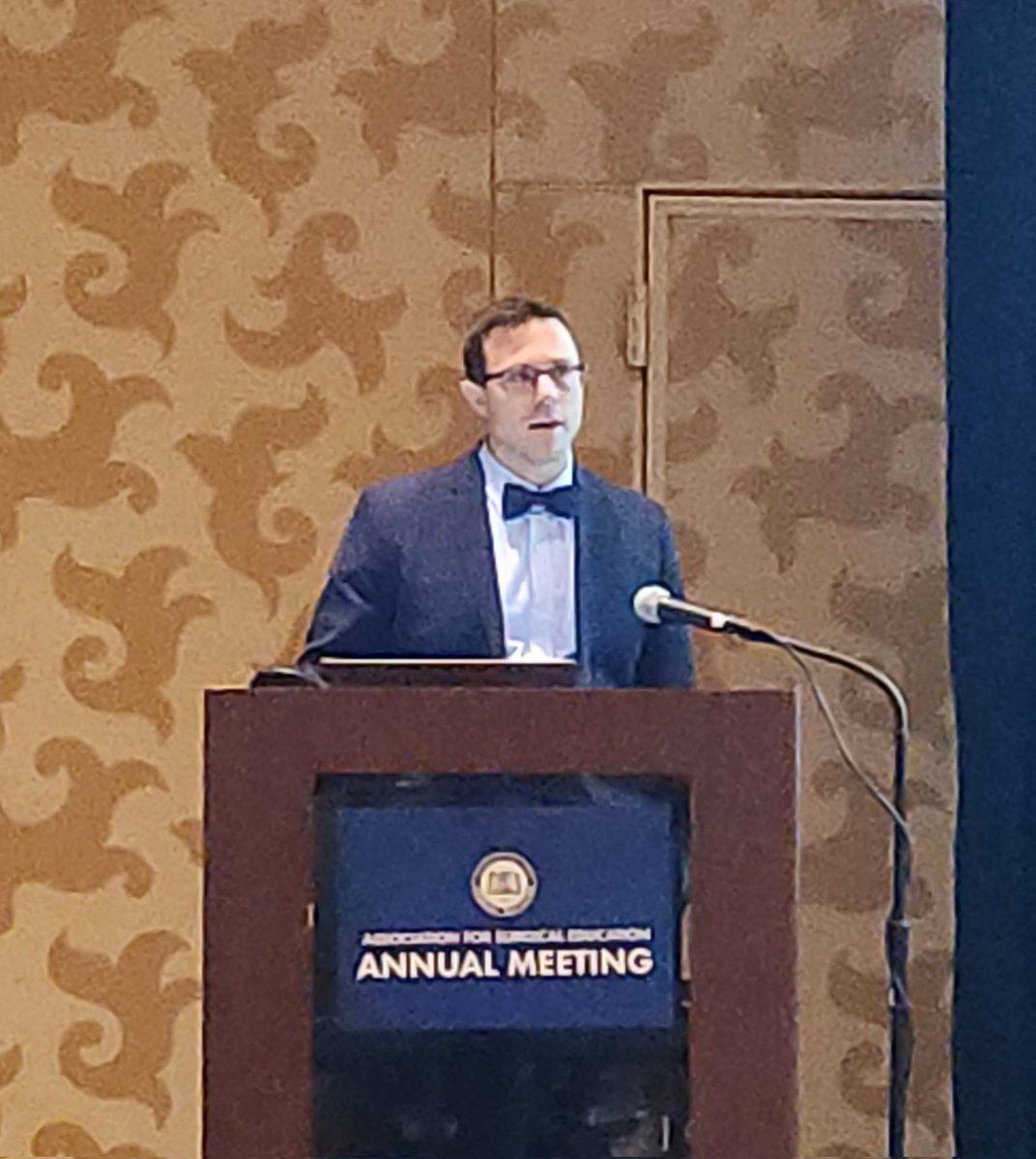 Dan Bacon, an <a href="/OhioStateSurg/">Ohio State Wexner Medical Center Surgery Dept.</a> resident, giving an excellent QuickShot talk on student-reported stressors on surgery clerkships! <a href="/Surg_Education/">Association for Surgical Education</a> #SEW2023