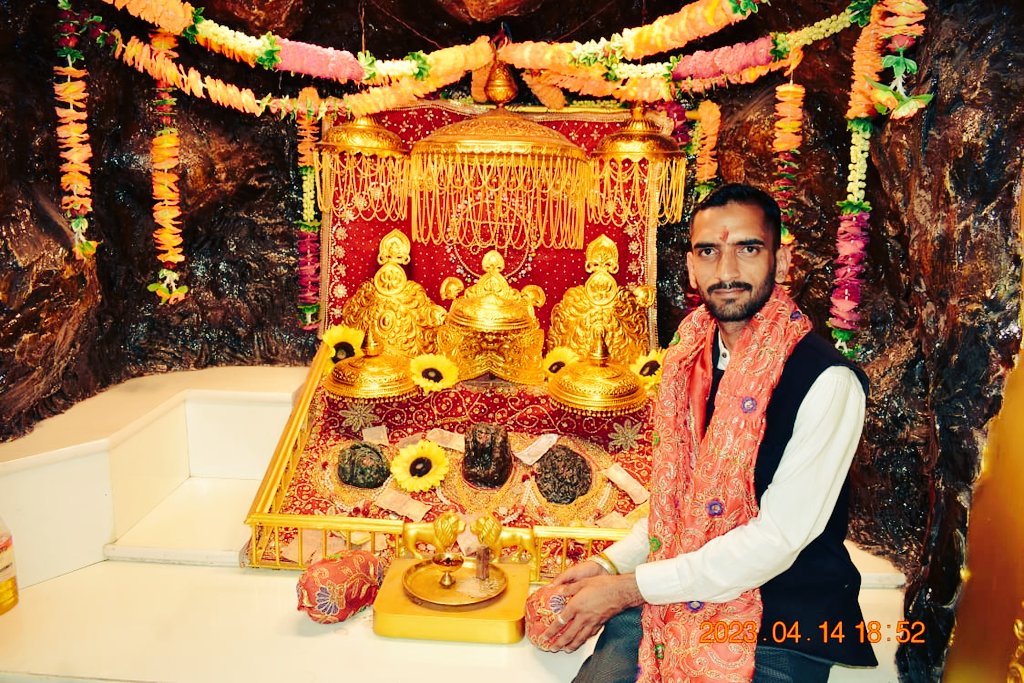 RishavBharmoria's tweet photo. ॐ सहस्त्र शीर्षाः पुरूषः सहस्त्राक्षः सहस्त्र-पातस-भूमिग्वं सव्वेत-स्तपुत्वा यतिष्ठ दर्शागुलाम् आगच्छ वैष्णो देवी स्थाने-चात्र स्थिरो भव ||
जगत जननी माँ वैष्णो देवी के शर�� में जाने का सौभाग्य मिला
जय माता दी
❤️ https://t.co/m01z4V2l07