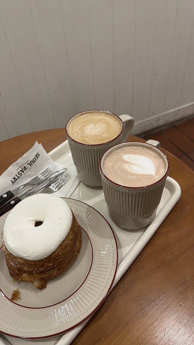 NINIIKIMM's tweet photo. ร้านอาหารหมดแล้ว ที่เหลือคือมาร์ทเท่านั้น🫵🏻🥹 มาต่อที่คาเฟ่/ของกินเล่น

🍩 Seoul Pastry

คาดหวังกับร้านนี้มาก เพราะร��วิวที่เห็นหลายอันบอกว่าอร่อยสุดในทริป แล้วคือจริง กาแฟเฉยๆนะ แต่ cronut อร่อยตะโกนมาก ขนมปังกรอบ ครีมนุ่มละมุนสุด

📍 Hongik University Station Exit 3
#รีวิวเกาหลี https://t.co/kHfUFRyHb5
