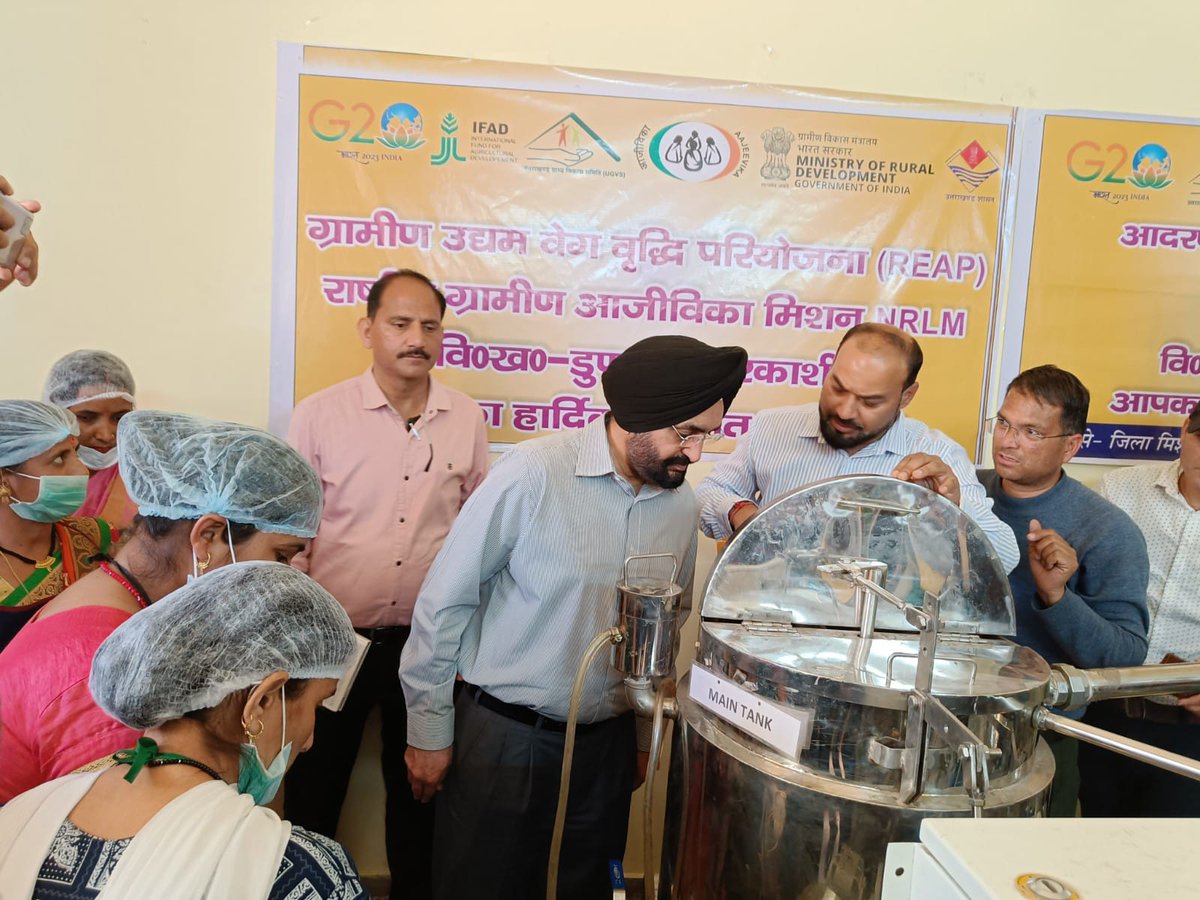 REAPUttarkashi's tweet photo. #CS uk #Dr.S.S.Sandhu sir  visited Megaport at Dunda block, inspected the #honey_processing_unit,
managed by #SHG  #REAP uttarkashi and appreciated the unmatched efforts of #SHG
@basava_ias @ganeshjoshibjp @IFADSouthAsia @nitikakh22 @REAPUttarakhand @PMOIndia @ukcmo @Kpl223 https://t.co/sk7xAkP4tj