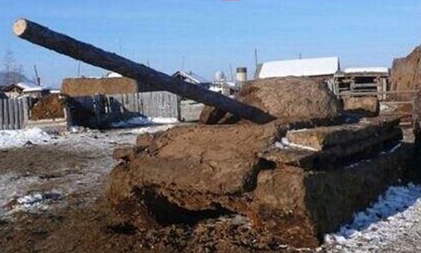 NashaCanada's tweet photo. Якутский скульптор слепил из навоза танк «леопард». Сейчас мастер работает на скульптурой Евгения Пригожина в полный рост. https://t.co/N9F0x2jwdR