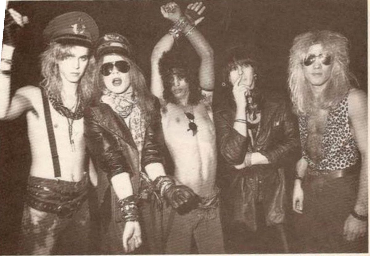 AxlOwnsMyHeart1's tweet photo. axl con las manos atadas 😋 https://t.co/NYX4avHPzh
