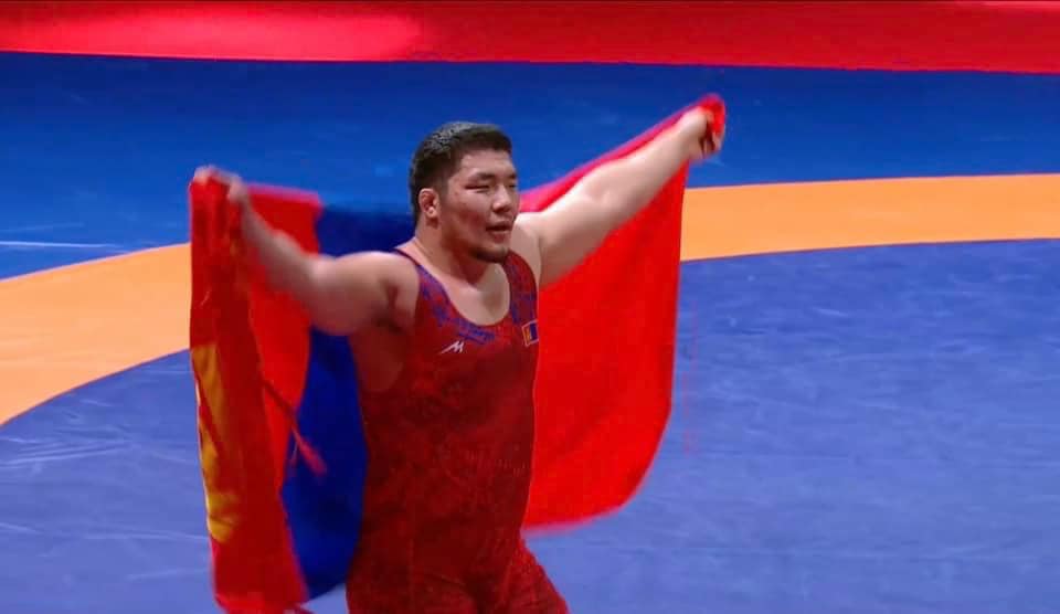 Мөнхтөрийн Лхагвагэрэл хэмээх энэ залууг ажиглаад байхад тууштай, хичээмтгий, барилдаанч, даруухан бөх харагддаг. Хүнд жинд Азийн аварга болж, бах хангаж өгсөн М.Лхагвагэрэлдээ маш их баярлалаа, халуун баяр хүргэе! Олимпын аварга болж, монголчуудынхаа бахыг хангаж өгөөрэй!