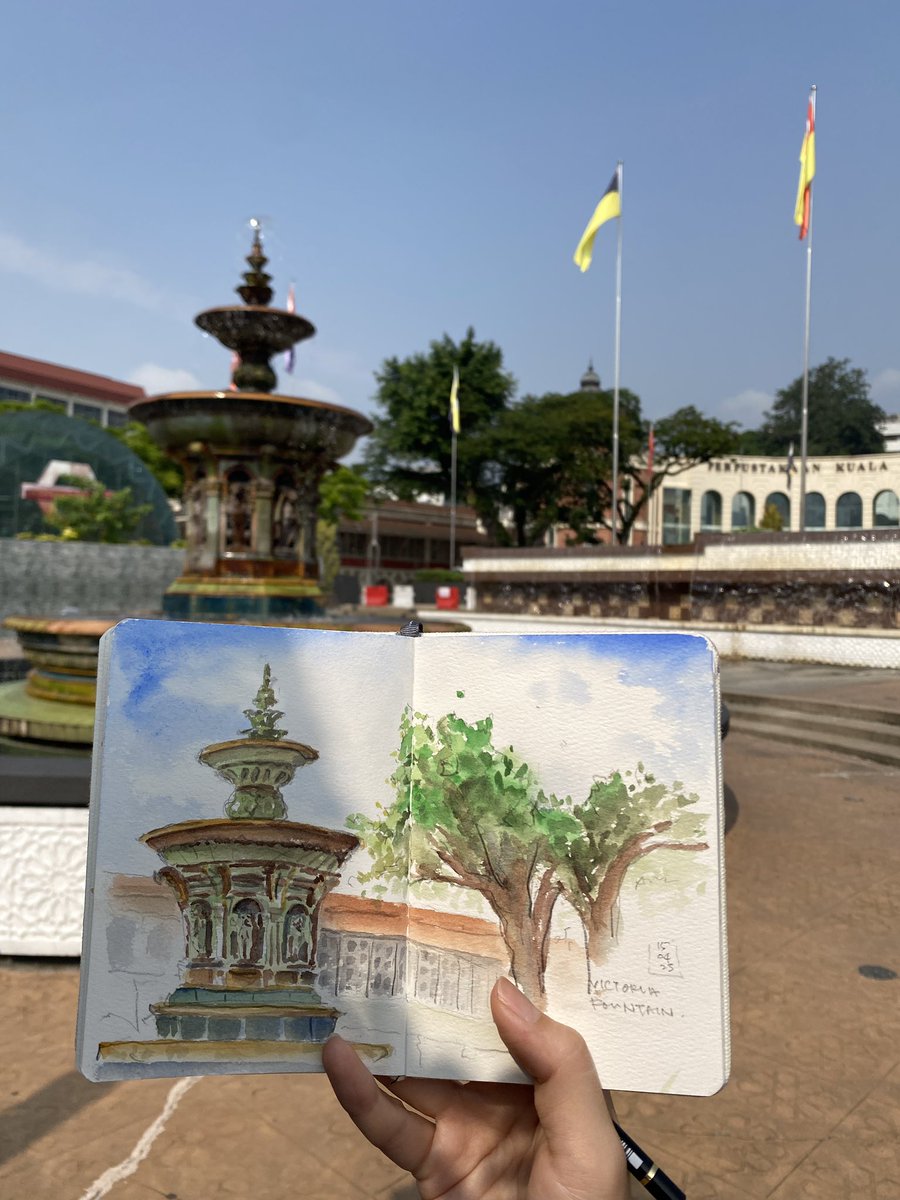 cassielelolea's tweet image. You can fry an egg on the ground under the sun today 🍳
40 minutes sketch in front of the #VictoriaFountain, then rush off to the 1 0 workshop.
Love the #Etchr A6 sketchbook, perfect size for a quick sketch. Available at @myleartshop 
#urbansketch #urbansketcher #cassielelolea