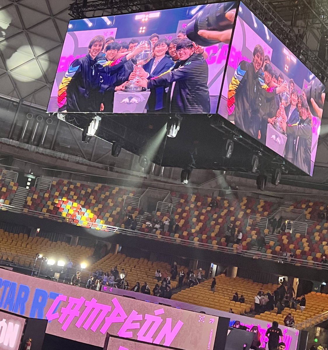 Rebirthe_Sports's tweet photo. Felicitaciones @Rainbow7lol por el campeonato de apertura de la @LLA 🥳🥳🥳 #LLAFinalEnChile #gamerscity #gamerscitysantander https://t.co/ejax1R4PME