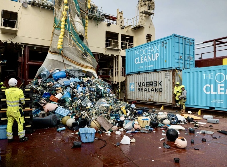 DieGuteMinute's tweet photo. ⛴️♻️“The Ocean Cleanup“ hat den Meilenstein von 200.000 kg Plastikentfernung erreicht. Die Organisation hat bekannt gegeben, dass sie einen #Meilenstein erreicht haben und inzwischen mehr als 200.000 #Kilogramm #Plastik aus dem #Pazifik gefischt haben. https://t.co/B2sFgZNLk7