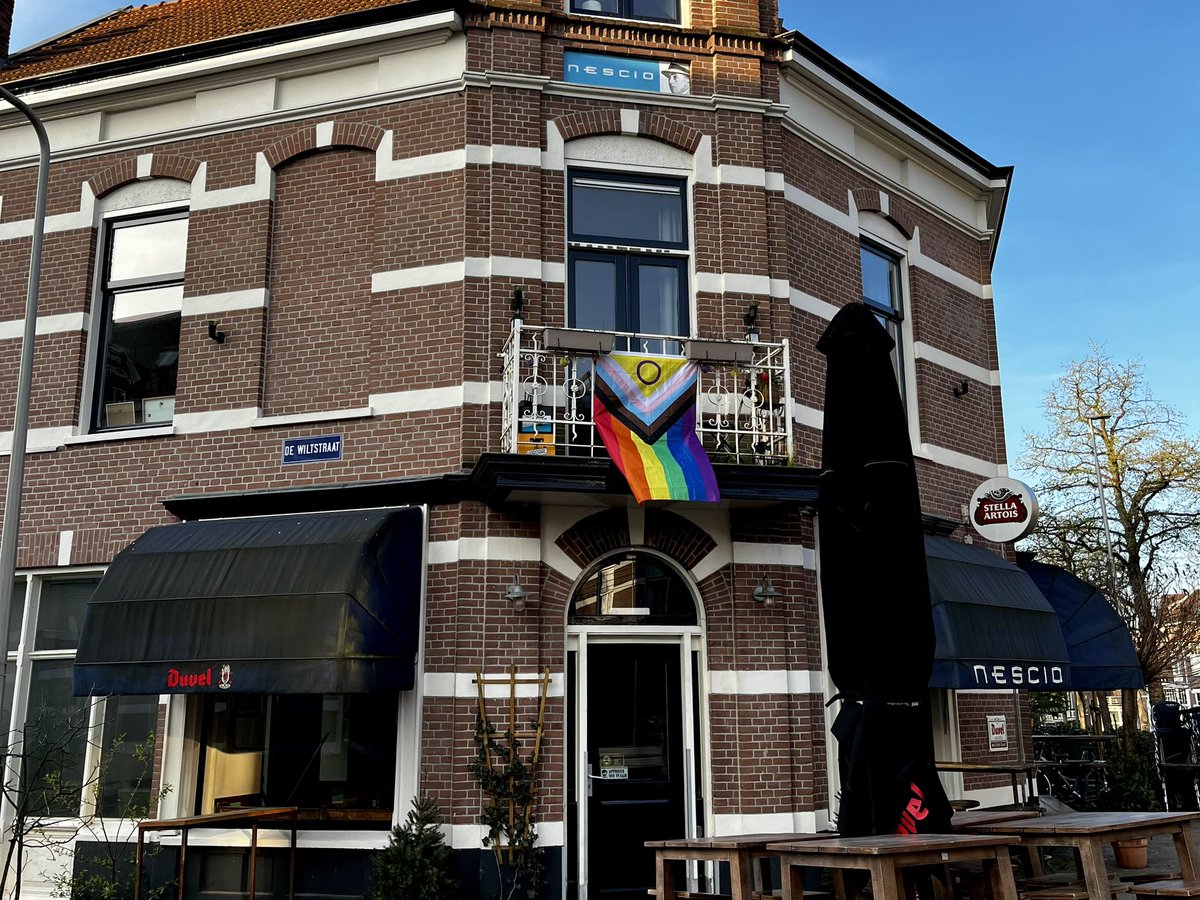 Bij mij hangt de vlag vandaag uit, bij jou ook? 🏳️‍🌈

Vandaag laten we zien dat er in Nederland geen plaats is voor haat en geweld tegen de LHBTI+ gemeenschap.

Maak een vuist hiertegen, hijs de vlag en doe mee. Want we zijn #SamenSterk 🏳️‍🌈