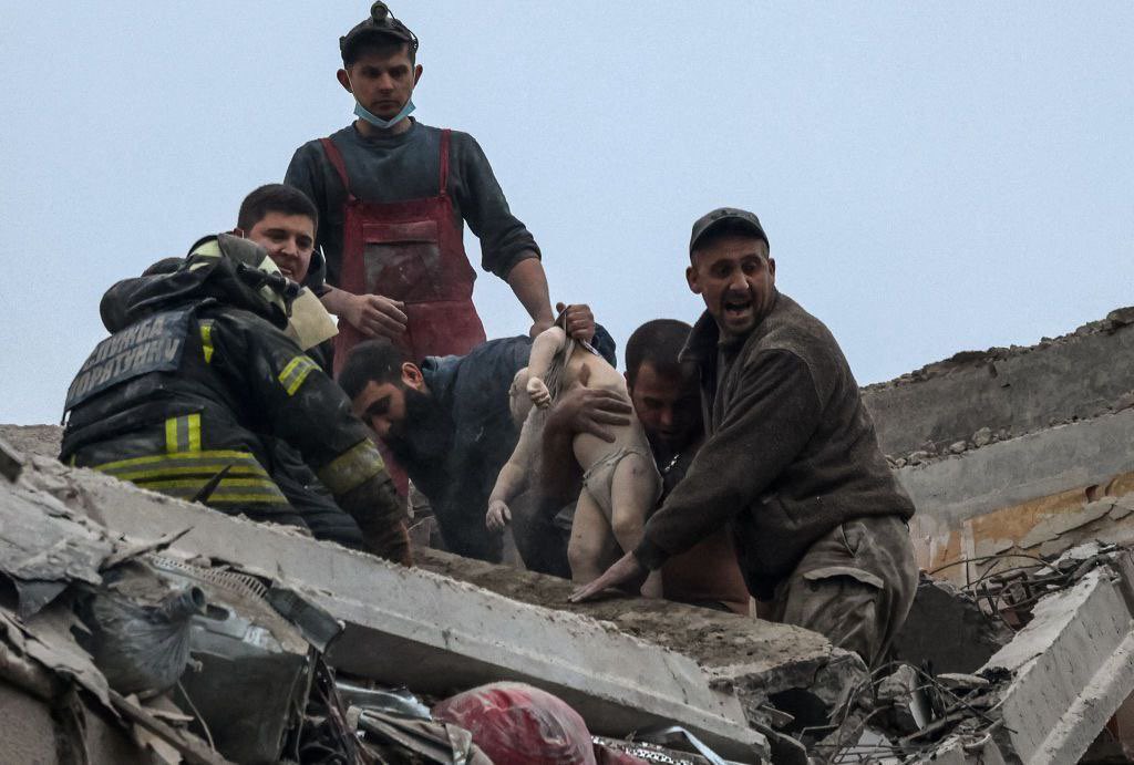 9 people dead in Slovyansk after russian attack on house. 1 of them is a child. 
21 people were injured.