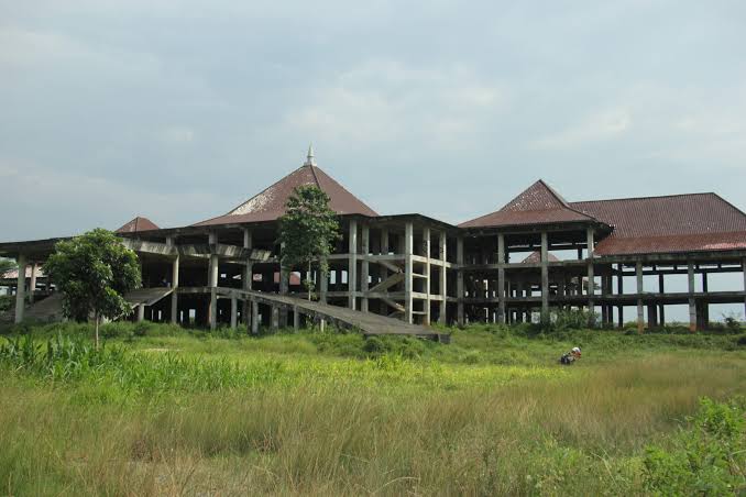 Calon Ibukota Lampung, Kota Baru yang MANGKRAK, padahal sudah menghabiskan dana lbh dari 414 MILIAR

Proyek ini dibangun sejak 2010 lalu, tapi rumput ilalang lebih RIMBUN dibanding bangunannya

Lucunya, Pemprov lampung MENGHABISKAN 550 juta utk biaya menjaga aset MANGKRAK ini