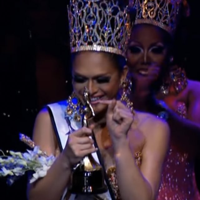 PopCrave's tweet photo. Sasha Colby wins RuPaul’s #DragRace nearly 11 years after being crowned Miss Continental 2012. https://t.co/ydyMeapgkX