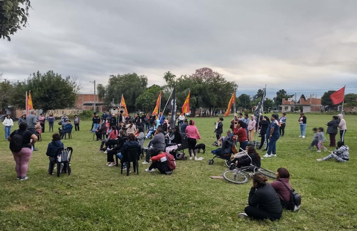 PObreroSalta's tweet photo. 🚩 Largo el Frente de Izquierda con un masivo acto-asamblea en Villa Asunción 

✊🏻 Vamos a expresar la rebeldía frente al fracaso del gobierno y al ajuste capitalista en las elecciones del 14 de mayo, como ya la venimos expresando en la calle. https://t.co/kQDlBeGGd1