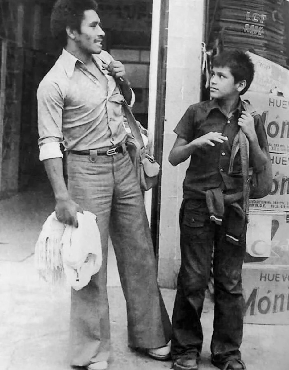 Interesante fotografía donde aparece el boxeador Lupe Pintor, “El grillo de Cuajimalpa” saliendo del gimnasio Lupita en Tacubaya. El grillo fue doble campeón del mundo de la CMB, peso gallo y supergallo. Va acompañado de un jovencito que se volvería famoso. Sabes quién es?