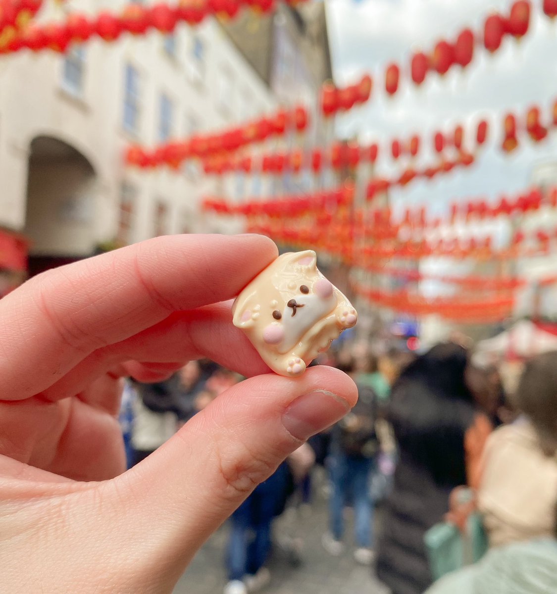 moonecraft_'s tweet photo. OG Shiba Mitzu raffle sale is now live🐕🤍 visited London this weekend and took some photos ✨

https://t.co/VVWe3XtSA5

#keycaps #shiba #london #kawaii #artisankeycaps #artisankeycap #keeb #keyboard #resinart #resinartist #shibainu #kawaiiart #keebo https://t.co/4bgYy417mU