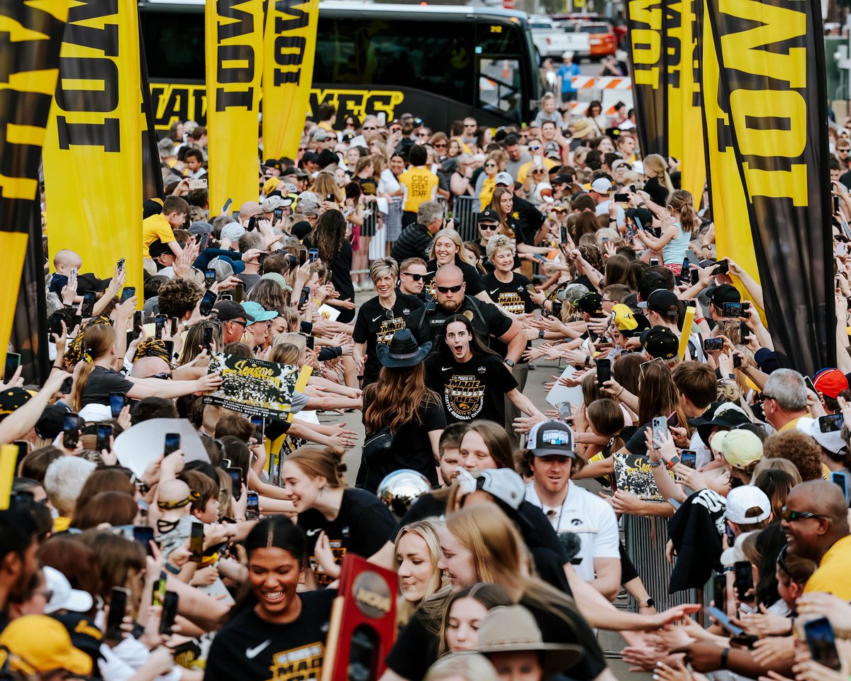 IowaWBB's tweet image. This City 💛
These Fans 💛

We're so grateful. 

#Hawkeyes