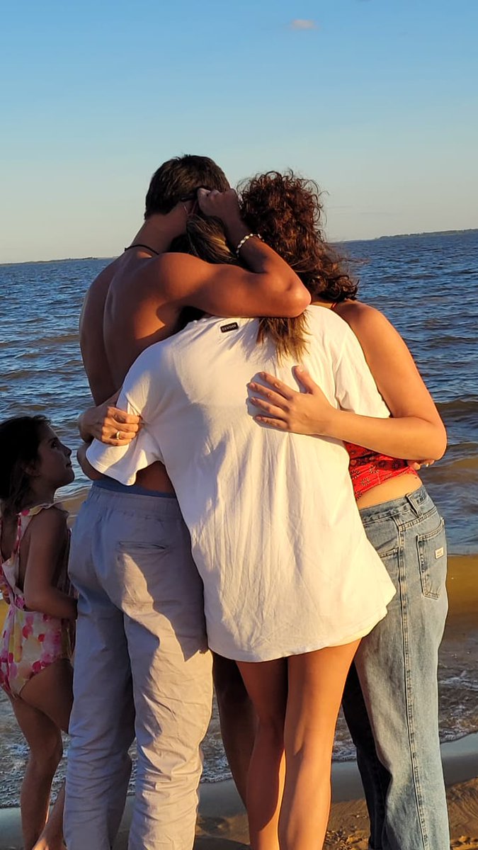 Escuchar llorar a un hermano es lo más doloroso que hay, uno daría lo que fuera por que pase rápido y los deje en paz. Te preocupas tanto que por un momento olvidas que ese dolor es el mismo que el tuyo