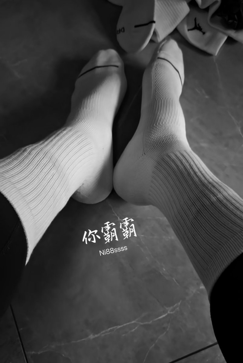 袜子至少有50双了，逛某宝还是忍不住买。 转发里随机送点？  #白袜 #厦门 #S