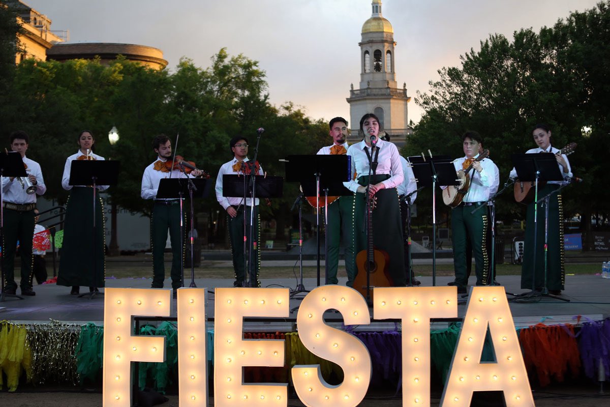 Baylor's tweet photo. It's a ¡Fiesta! at Baylor! 🎉🪅

The annual cultural showcase, held tonight on Fountain Mall, featured food, music, games &amp; traditions from 10 different Latin America countries: https://t.co/6K035sAgPX https://t.co/Kcuq67oRSy