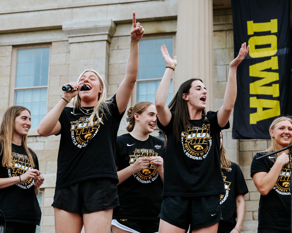 IowaWBB's tweet image. This City 💛
These Fans 💛

We're so grateful. 

#Hawkeyes