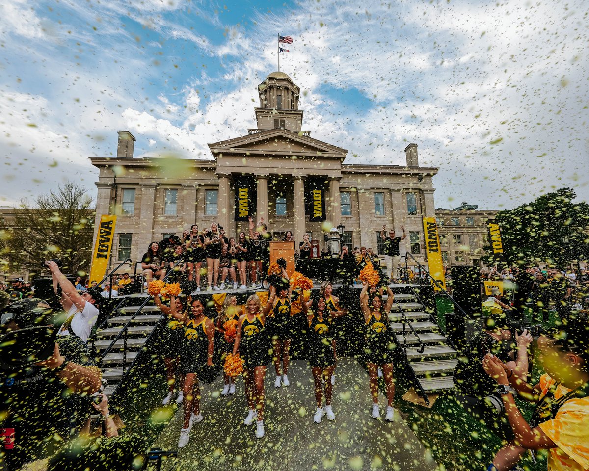 IowaWBB's tweet image. This City 💛
These Fans 💛

We're so grateful. 

#Hawkeyes