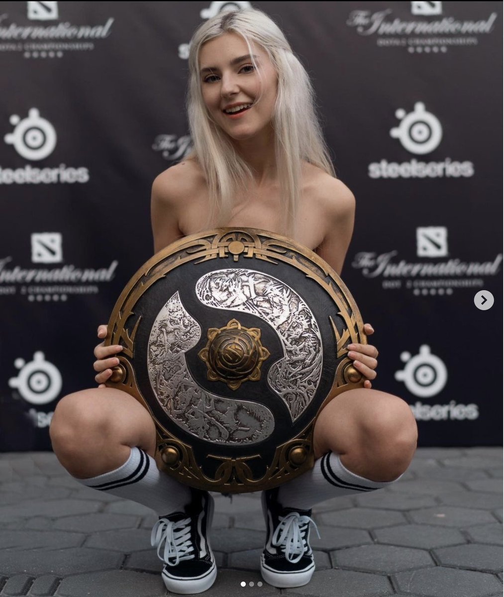 Christo56657032's tweet photo. Here's the real champion.
#Dota2 #dota2ti #EvaElfie
Cr. #TI11; #ESLONE #eGGNetwork
Original: APendragonia https://t.co/7LYhY0CkOC
