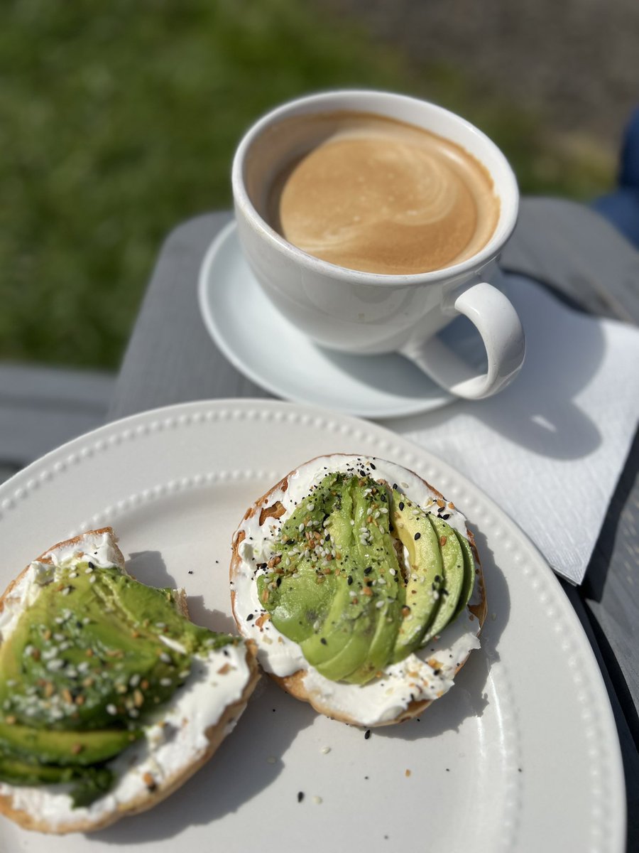 kris_brugman's tweet image. Beautiful &amp;amp; sunny walk w/ my teen (he stayed approx 1 block ahead so as not to be seen w/ mommy. Till we got to the cafe &amp;amp; he wanted food). #sunshine #PacificNW #sakura🌸 #myboy💙 #momofteenager