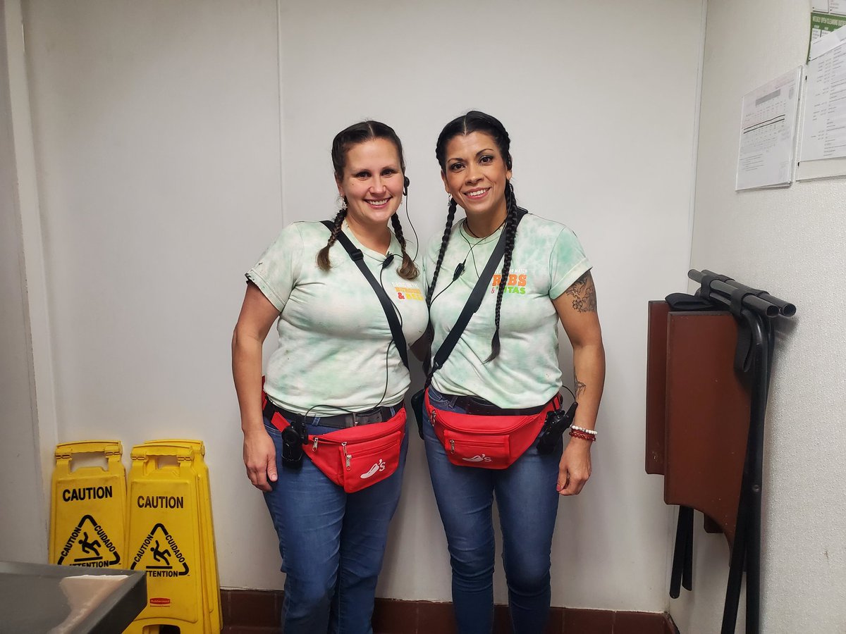 Mercedes_C15's tweet photo. Twin Day at #chilislakejackson. So glad the Team Members had fun with this today! #chilislove @mlflores610 https://t.co/UYkFO0WpSB