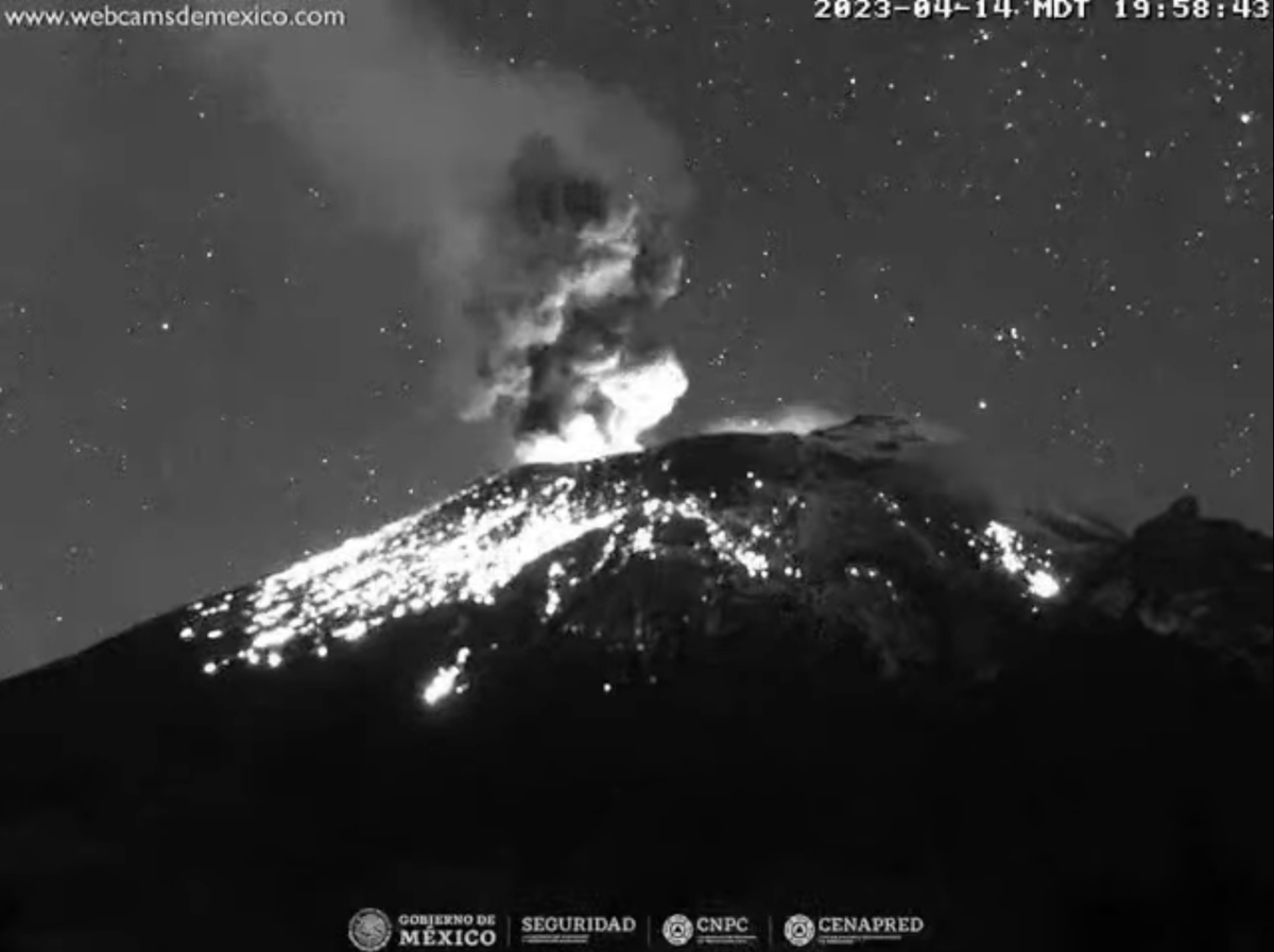 webcamsdemexico's tweet photo. Explosión del volcán #Popocatépetl hace unos minutos. Expulsión de material incandescente.   

Vista #Tlamacas. Gracias #CENAPRED             

Para ver en tiempo real:   
https://t.co/La8s19PNrp https://t.co/2mDPX36kMK