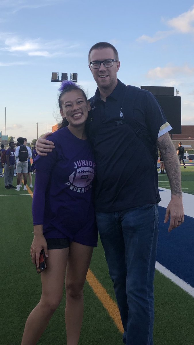 LE stand up! It was so fun to be on the 🎤 for the Little Elm Powderpuff Game tonight &amp; see some of my favorite Lobos!! I even got to catch up w the star of the game <a href="/Kaili74795025/">Kaili_Schmidt</a> after her 5 interceptions &amp; 3 TD passes! Please tag anyone you see in the pic and RT! All 💙💛🐺!!