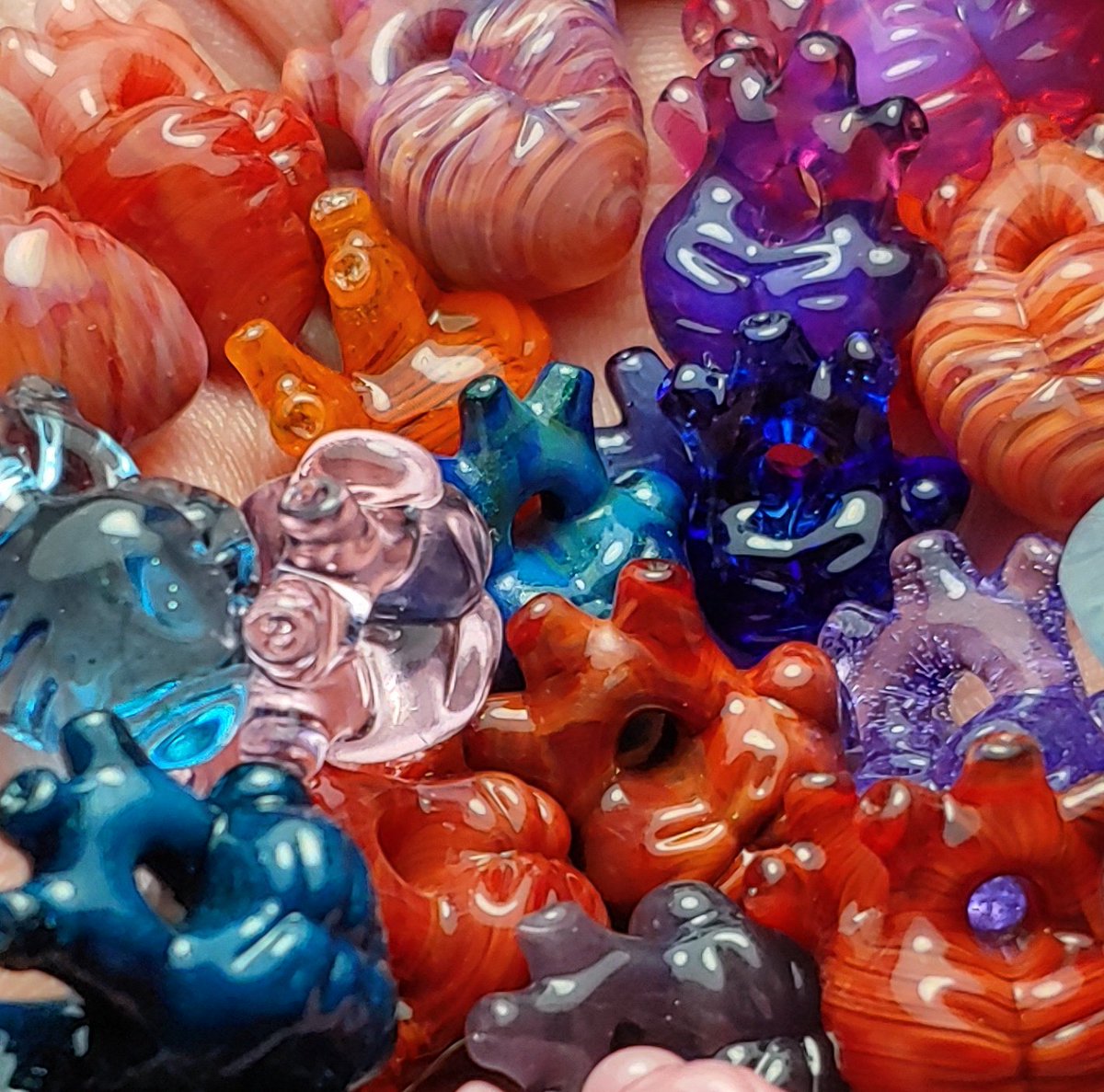MandellaGlass's tweet photo. Tonight's #miniature #anatomicalheart #pendantdrop is a go! There is a wide array of colots available. The colors are either ones I have never used or colors I have not used in quite some time. See link on profile for more info and thanks for ypur support. 💜💜💜 https://t.co/PfRcgAEakO