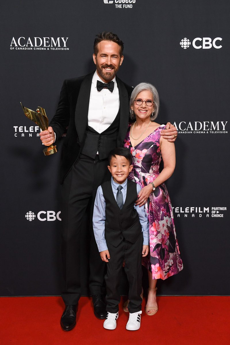VancityReynolds's tweet photo. Started the day at @sickkids (one of the greatest organizations on the planet) and finished the day with the @TheCdnAcademy, surrounded by some of the most innovative Canadian artists and trailblazers. Not a bad day. Not bad at all. https://t.co/wznmuqM45L