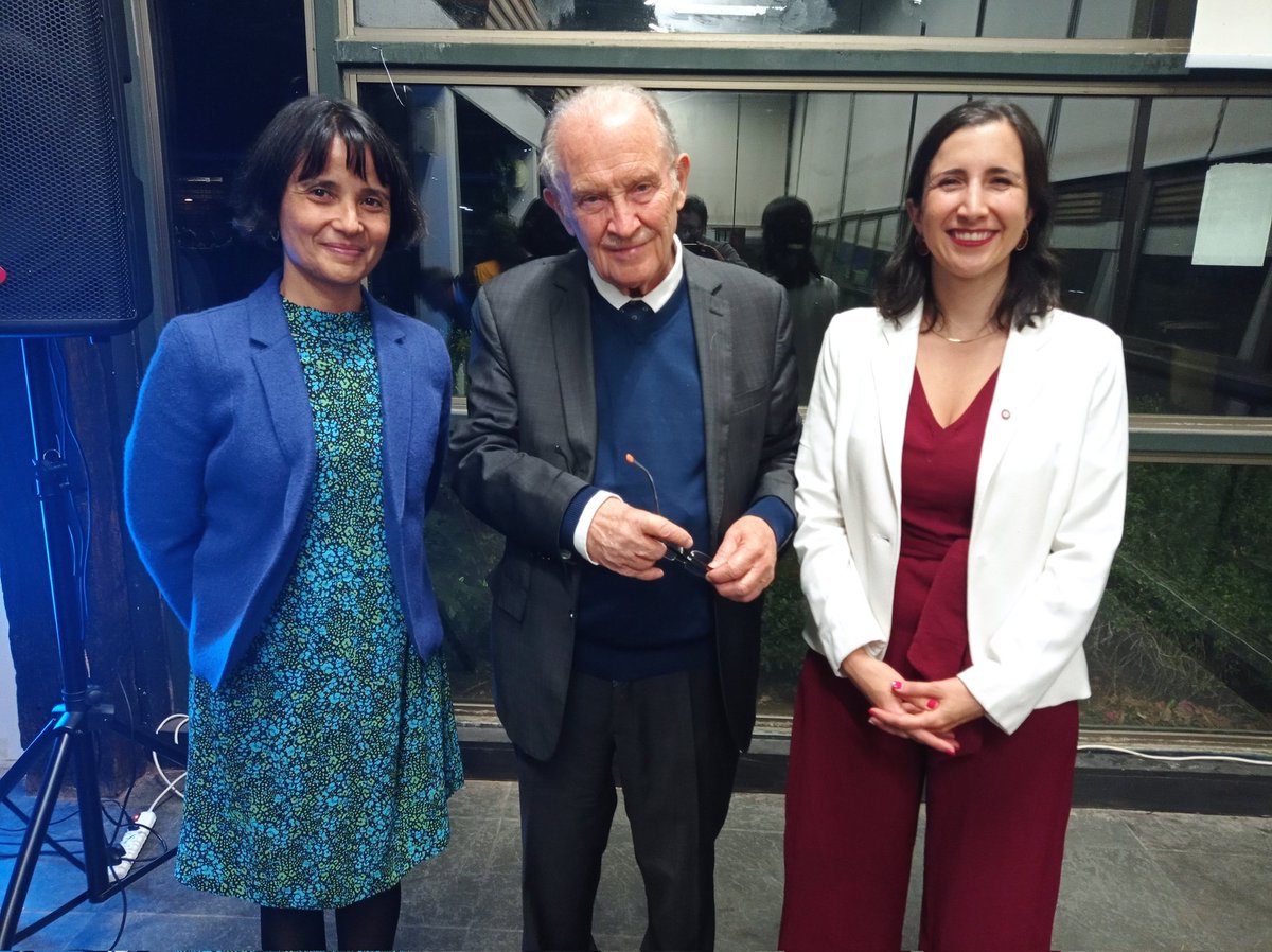 ColMedSantiago's tweet photo. Hoy honramos la carrera del Dr. Emilio Roessler, maestro de la medicina quien tras larga y destacada trayectoria se despide de su querido @hsalvadorcl. 👏👏👏

Participaron de la ceremonia nuestra presidenta, Dra. @Francrispi y tesorera Dra. @titiarriagada. https://t.co/vlNSpOGtqF