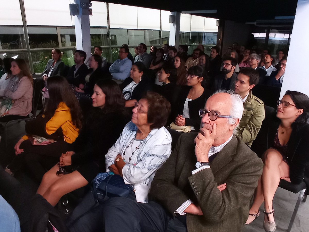 ColMedSantiago's tweet photo. Hoy honramos la carrera del Dr. Emilio Roessler, maestro de la medicina quien tras larga y destacada trayectoria se despide de su querido @hsalvadorcl. 👏👏👏

Participaron de la ceremonia nuestra presidenta, Dra. @Francrispi y tesorera Dra. @titiarriagada. https://t.co/vlNSpOGtqF