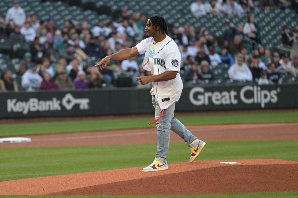 CirclingSports's tweet photo. Our photographer on site tonight @Bryans206 captures @Kenneth_Walker9’s first pitch! 

#GoHawks #Seahawks #KenWalker #KennethWalker #SeaUsRise https://t.co/kIzFii56mX