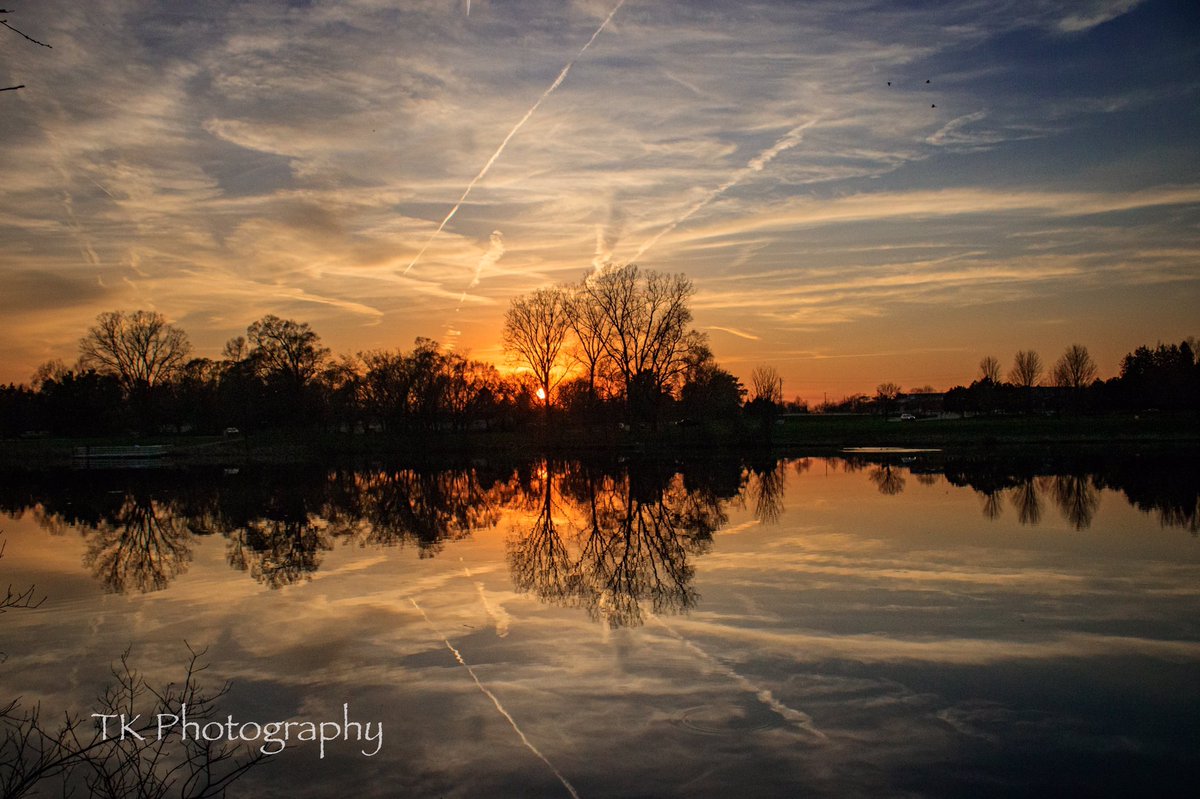 tkgoblue69's tweet photo. Spring sunsets in @PureMichigan are fantastic!
#sunset #sunsetphotography #michigansunset #photography #photooftheday #reflection #puremichigan #springtime #spring https://t.co/paFtis3jit