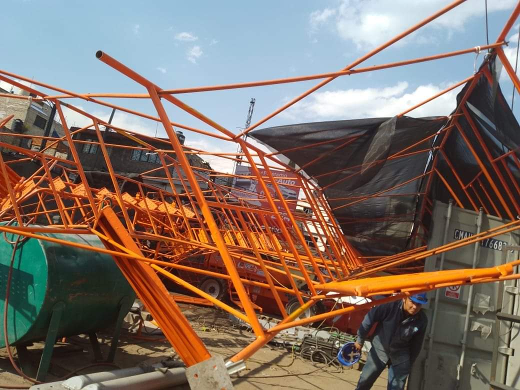 A la candida Claudia se le cae estructura metálica en obras para reconstrucción de la Línea 12. 

Todo se le cae, menos la cara de vergüenza.