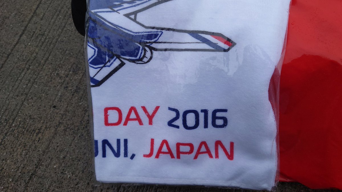 CONBATSAN's tweet photo. ずぶ濡れだからタオル欲しいと思ったら、陽気の兵隊さんがタオル売ってた。
いくらか見たら100円
袋も付けてくれて赤字じゃんと思ったら2016年のフレンドシップデーの在庫処分だった
それでも安い、お買い得!
#岩国基地フレンドシップデー
#FSD23 https://t.co/VOm267plrZ