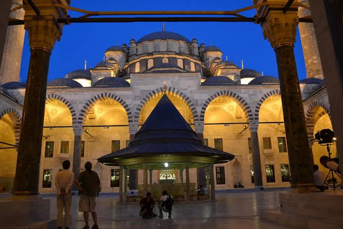 Mahfi_26's tweet photo. Bir günü boş ve gafil geçirmenin problemi, bugünün ikinci bir günü davet etmesidir... Küçük günahlar da böyledir, her birisi diğerlerine birer davet mektubu gibidir ve zamanla kişinin mutluluğa giden yolunu kökünden keserler. https://t.co/yJDxFemP88