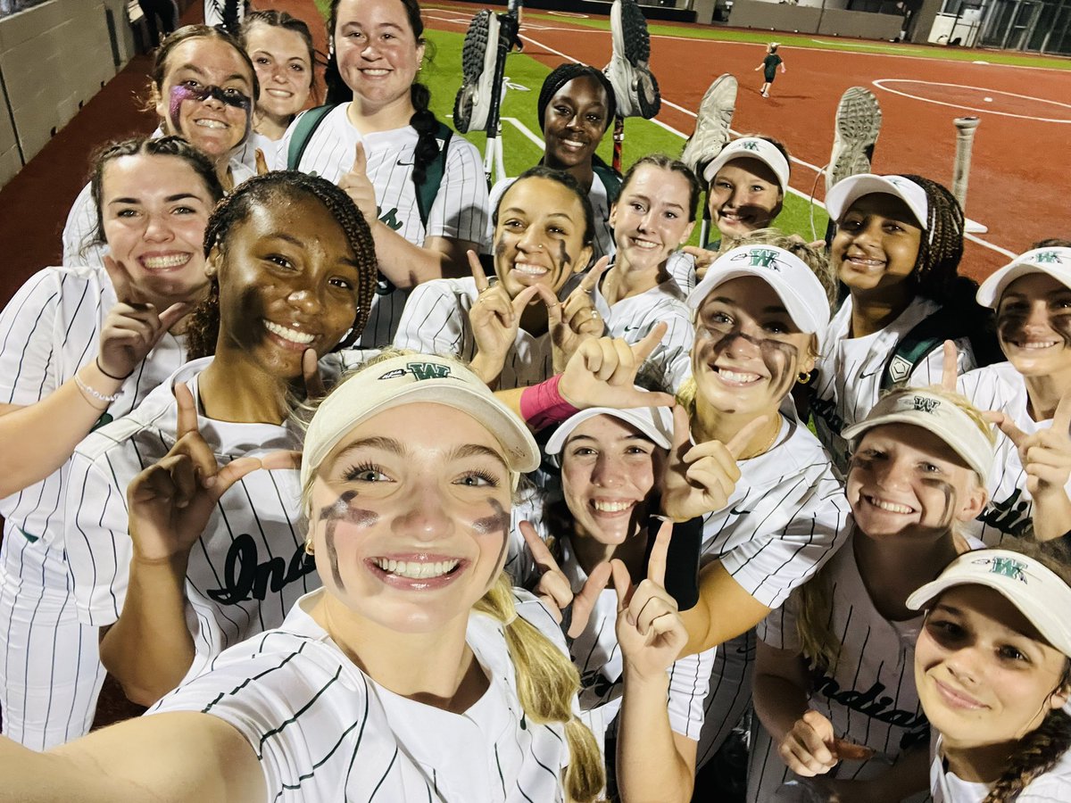 NDNDiamondClub's tweet photo. That @NDNSsoftball feeling when you have a packed house with an amazing crowd! That DUB was for you. 😘
Thank you @WaxahachieHS #STUCO teachers, staff, students, @HJHLadyBraves @girls_coleman @fjhladywarriors https://t.co/7zmrDzmJVO