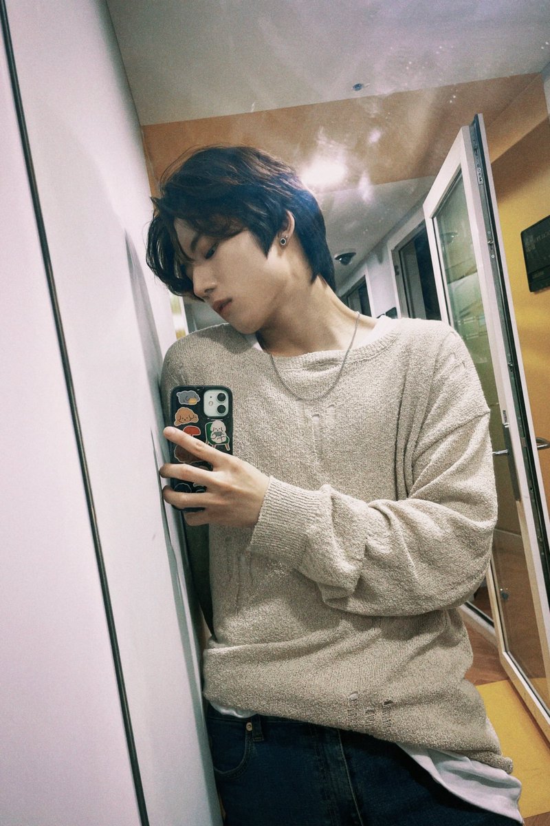 justb_chile's tweet photo. @JUSTB_twt [TRAD. ESP] [#GEONU] Seré el último 🌗

#JUSTB #저스트비 #건우 @JUSTB_Official @JUSTB_twt https://t.co/OZPnyCMe8d