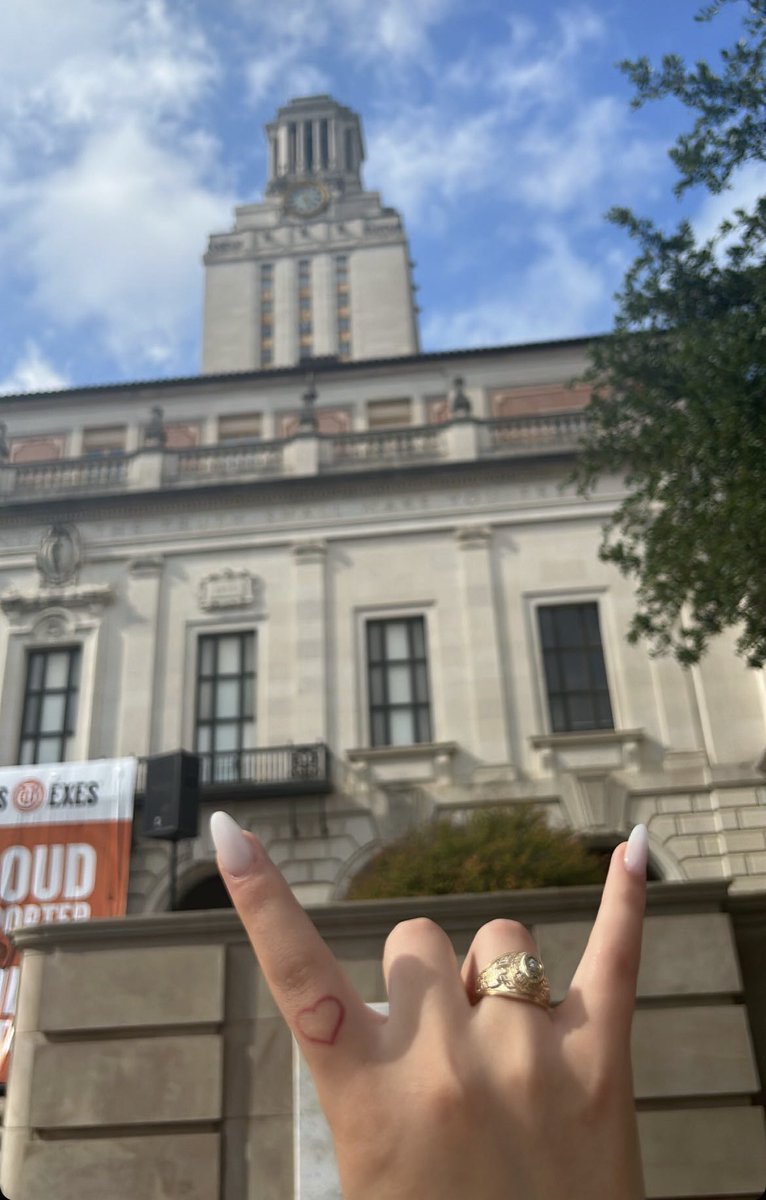 duenas1803's tweet image. She’s got a ring! 3 more weeks until she becomes a @TexasExes and I couldn’t be more proud. Wouldn’t miss it for the world, @reannahkaydee 🧡. #HookEm #UTGrad #HornsUp 🤘🏼