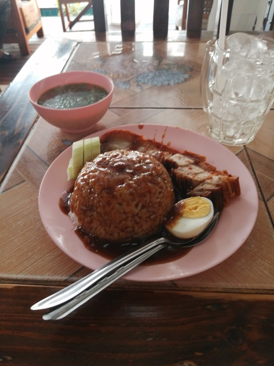 JoneyPT's tweet photo. チェンマイの人気店のトンカツのようなもの　480円 https://t.co/QQ6FnNjYUD