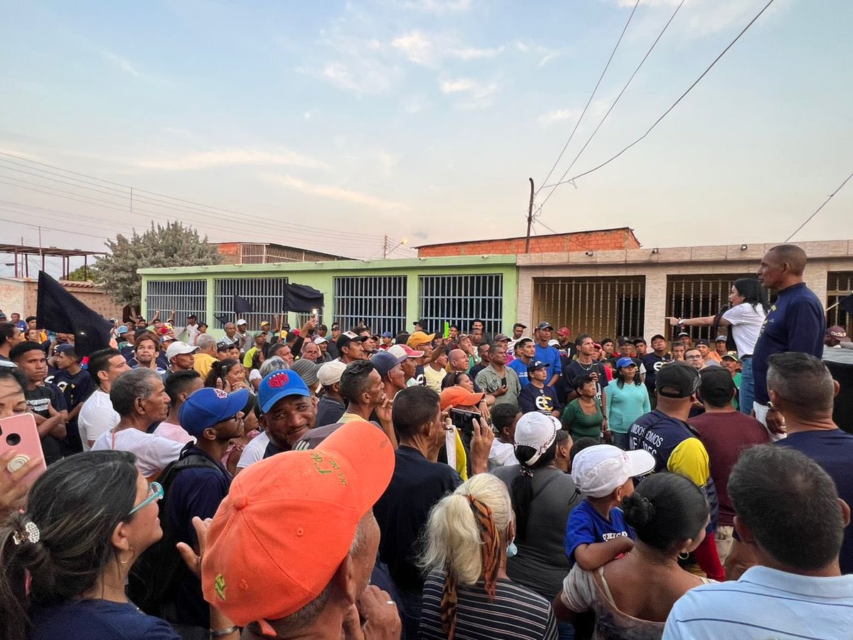 #Sucre | ¡La marea auriazul pasó por Cumaná!

Con el acompañamiento, la fuerza y determinación que caracteriza a los orientales, nuestra candidata, <a href="/delsasolorzano/">Delsa Solorzano</a>, recorrió las calles del sector Uno de Fe y Alegría, llevando esperanza, a cada hogar, para lograr la libertad de