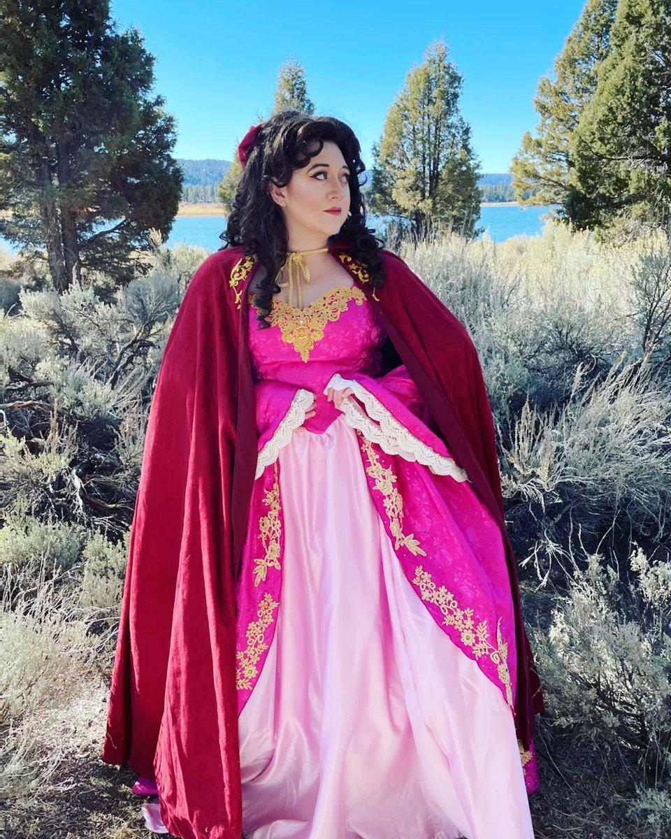 Legs_MCcoy's tweet photo. Perhaps there's something there that wasn't there before.
π·: @misselisaface
.
.
.
#belle #beautyandthebeast #disney #bellecosplay #beautyandthebeastcosplay #disneycosplay #disneyprincess #disneyprincesscosplay #princesscosplay #princesscosplay #winterbelle #pinkdressbelle https://t.co/SDe9aqplgG