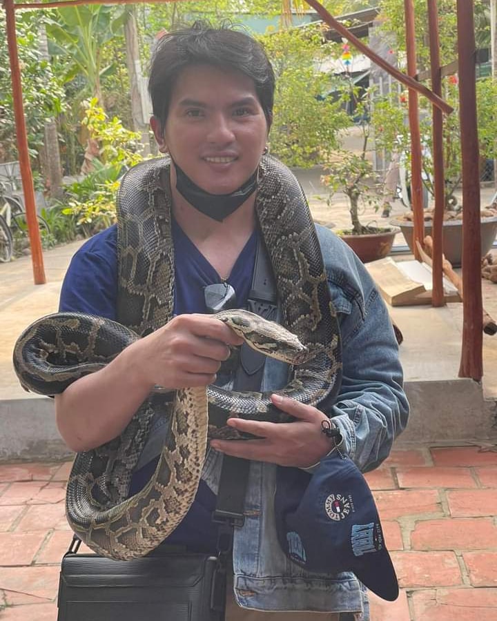 _mygzmolino's tweet photo. At last nahawakan ko rin ang totoong ahas🐍, minsan kasi pagnakatalikod na ako saka sila nanunuklaw eh🤣
#MygzMolino https://t.co/nLfUUZGaQA