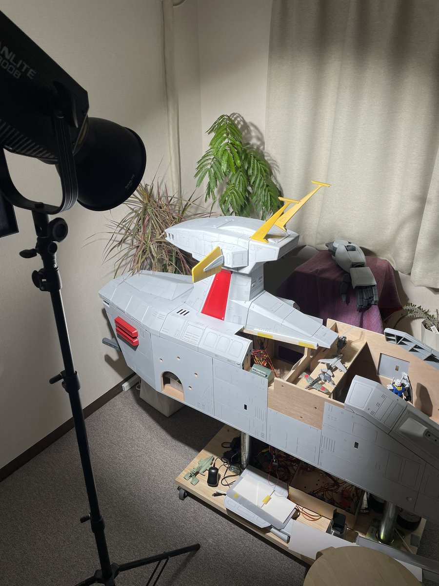 colony_mfg's tweet image. 模型撮影用の照明
照明難民だったのでカメラ屋の店員さんに相談したところ

「照明はデカければデカイ方がいい」

とありがたいアドバイスをもらったので予算内で1番デカくてパワフルなの買ってきました。

模型が熱で溶けそうなぐらいパワフルwww

#nanlite