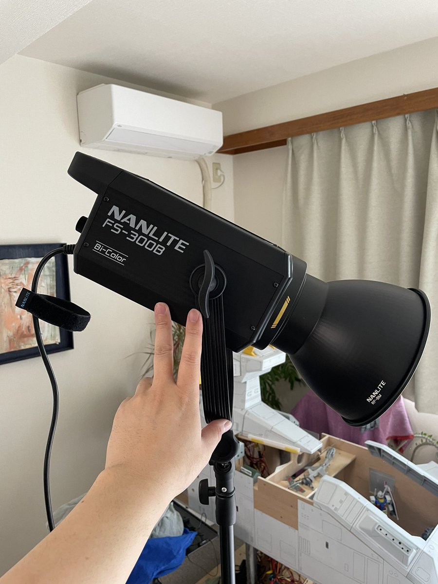 colony_mfg's tweet image. 模型撮影用の照明
照明難民だったのでカメラ屋の店員さんに相談したところ

「照明はデカければデカイ方がいい」

とありがたいアドバイスをもらったので予算内で1番デカくてパワフルなの買ってきました。

模型が熱で溶けそうなぐらいパワフルwww

#nanlite
