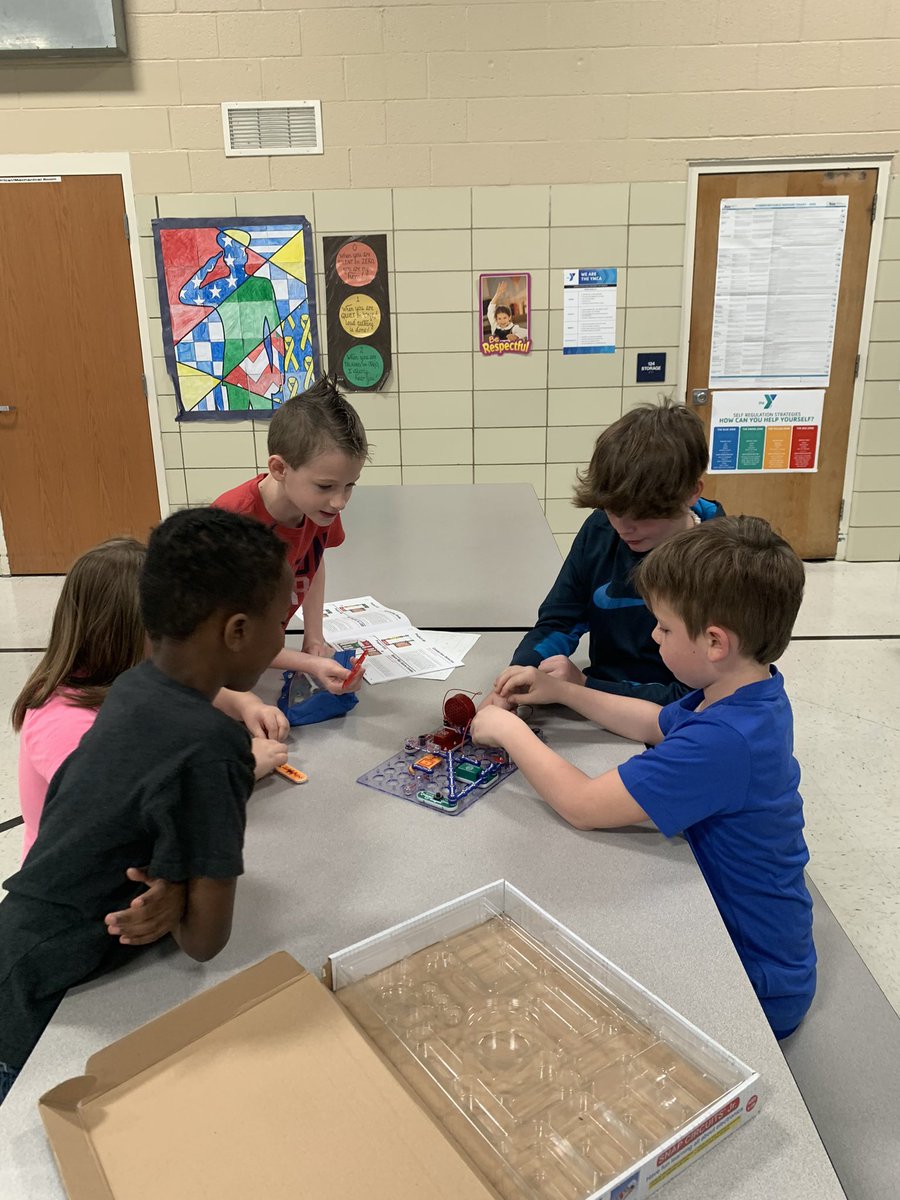 PrassPaxson's tweet photo. 2nd & 5th grade classes build positive relationships during class buddy time. Students build circuits, Lego animals and geo boards shapes. #Connection #ClassBuddies https://t.co/TyqWasDNHk