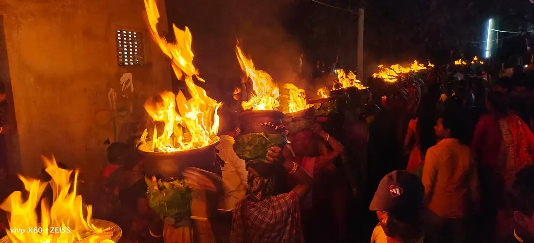 From_Himalaya's tweet photo. In a village of Bankura, every year on the occasion of Gajan, women after taking a bath in a pond &amp; lits fire lit in an earthen pot. Put it over their head &amp; walk 2 km path to the nearest Shiva temple to circumambulate it on this state 

#tradition #Bangali #Gaudiyaheritage #Rarh https://t.co/YZ0pskwccU