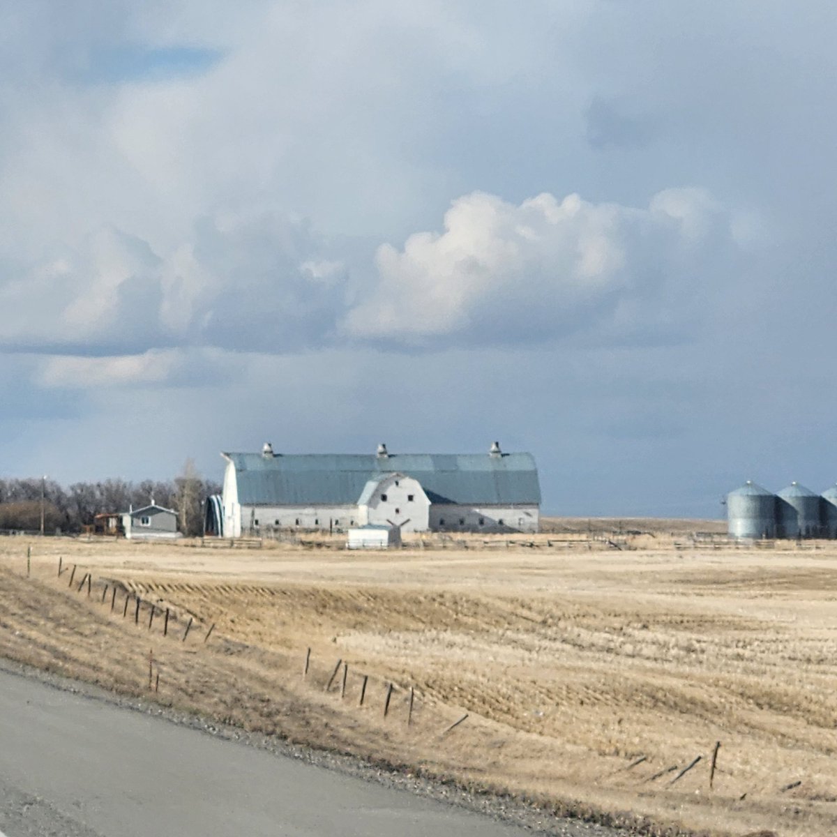 ZekeNews's tweet photo. Welcome to #Alberta #weather! A two hour drive between #Lethbridge &amp; #Calgary on Wednesday, April 12, 2023. "They" always say, "Wait 5 minutes, &amp; the weather will change", especially in the #Spring !! https://t.co/DvQotZ4xke