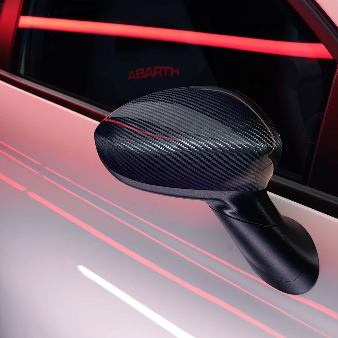 ABARTH_JAPAN's tweet image. 小さなモンスターが、魅惑の世界へご案内。
abarth.jp/695_competizio…

#アバルト695